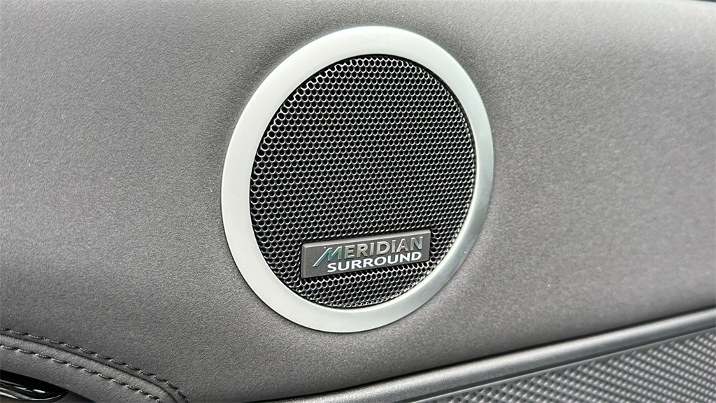 2025 Land Rover Discovery S photo 8