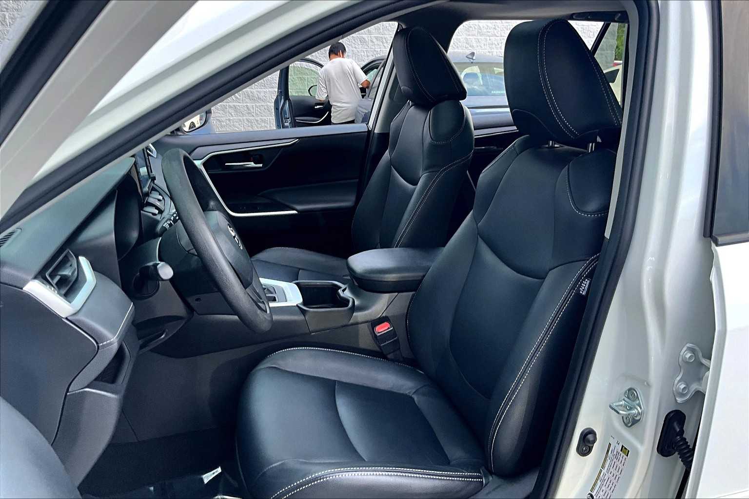 2022 Toyota RAV4 XLE photo 5