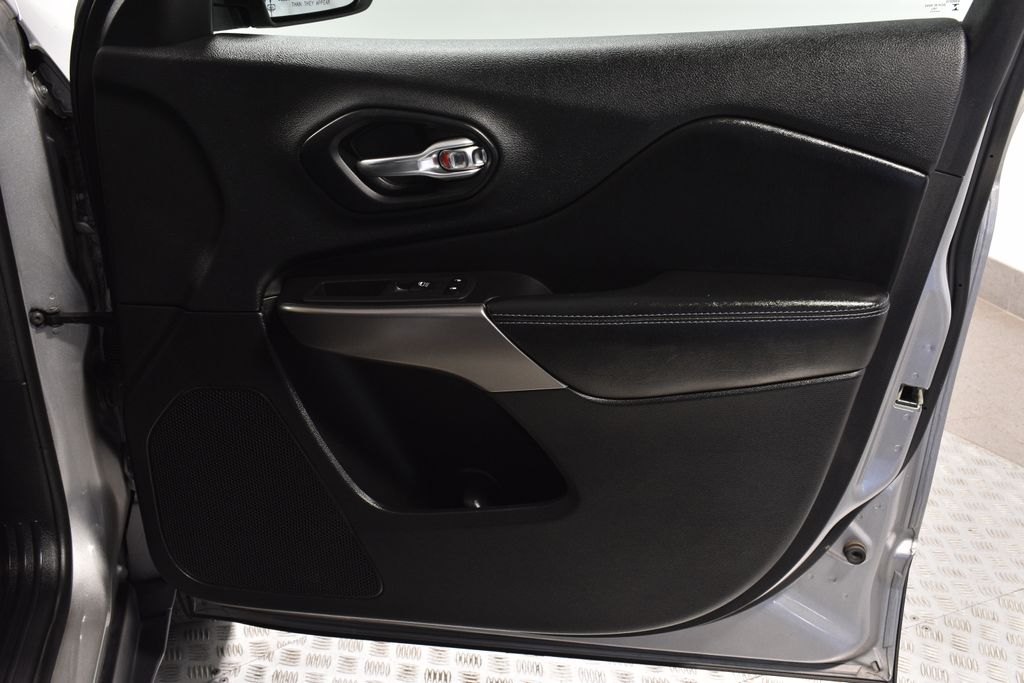 2020 Jeep Cherokee Latitude photo 29