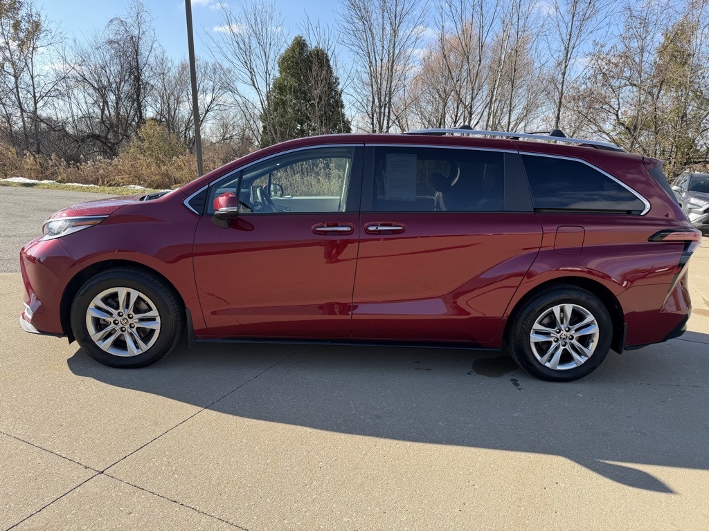 2023 Toyota Sienna Limited photo 2