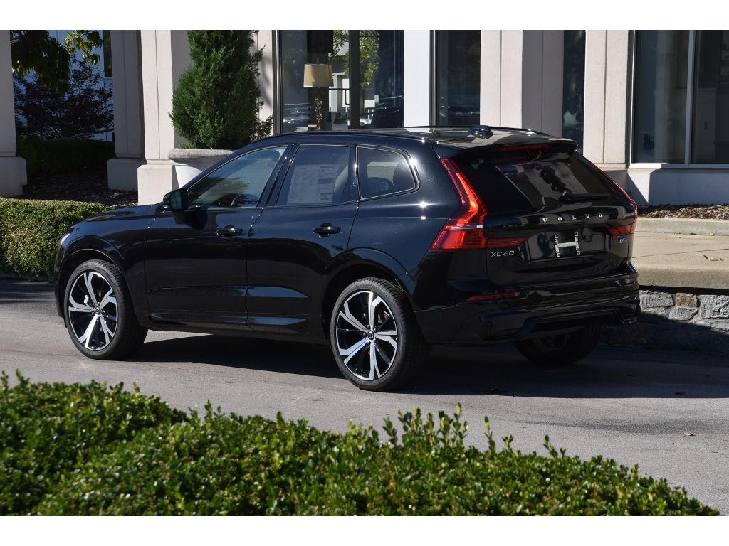 2025 Volvo XC60 B5 photo 4