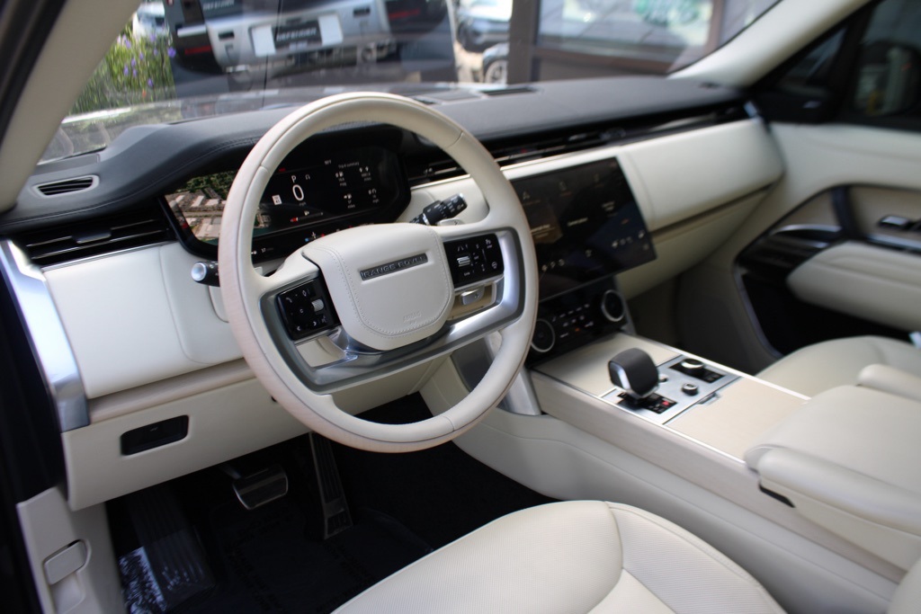 2023 Land Rover Range Rover SE photo 4