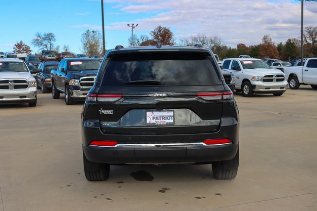2024 Jeep Cherokee Base photo 4