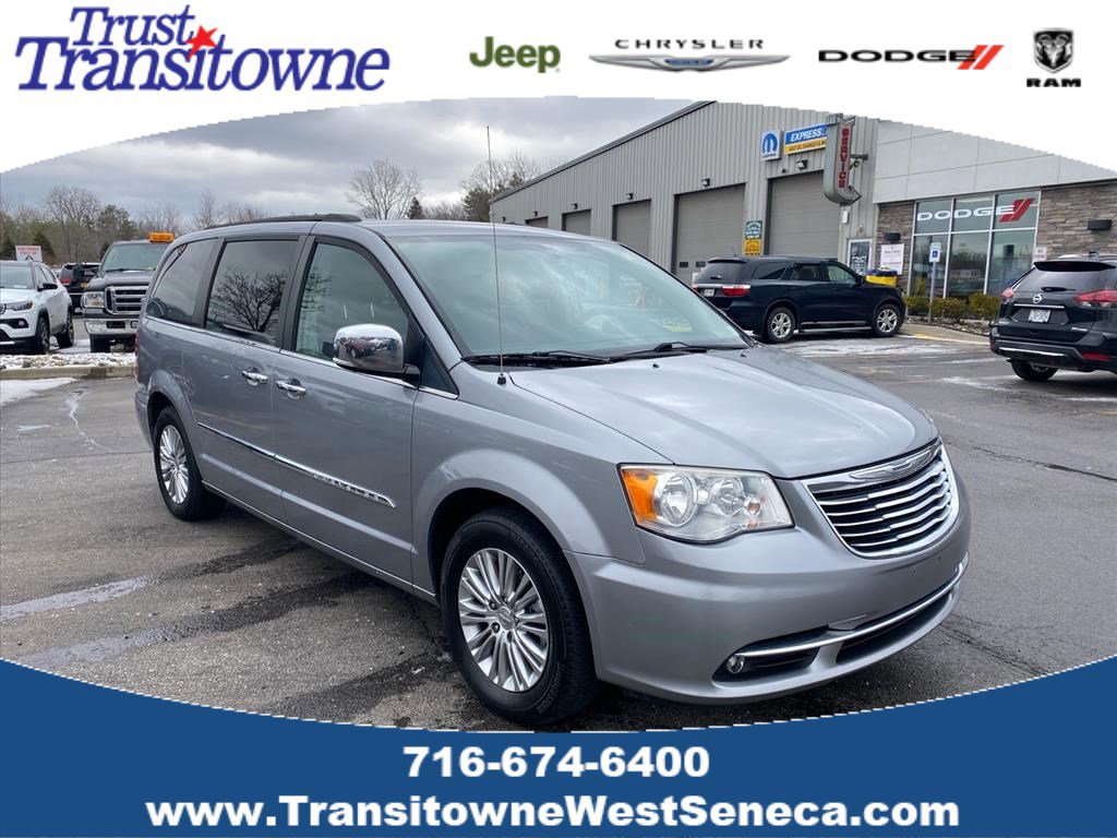 2015 Chrysler Town & Country Base's photo