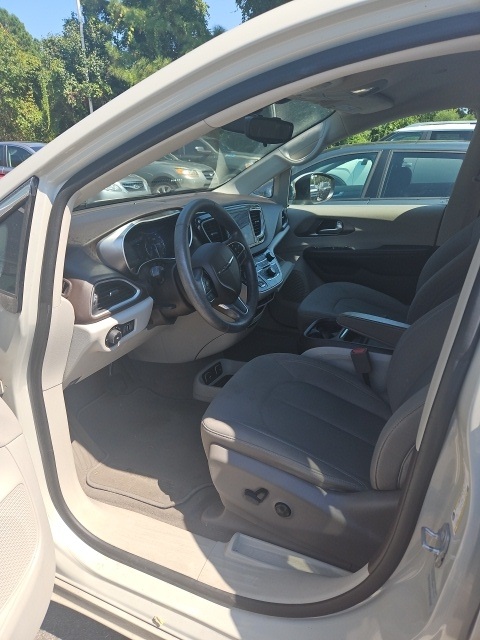 2017 Chrysler Pacifica Touring L photo 3