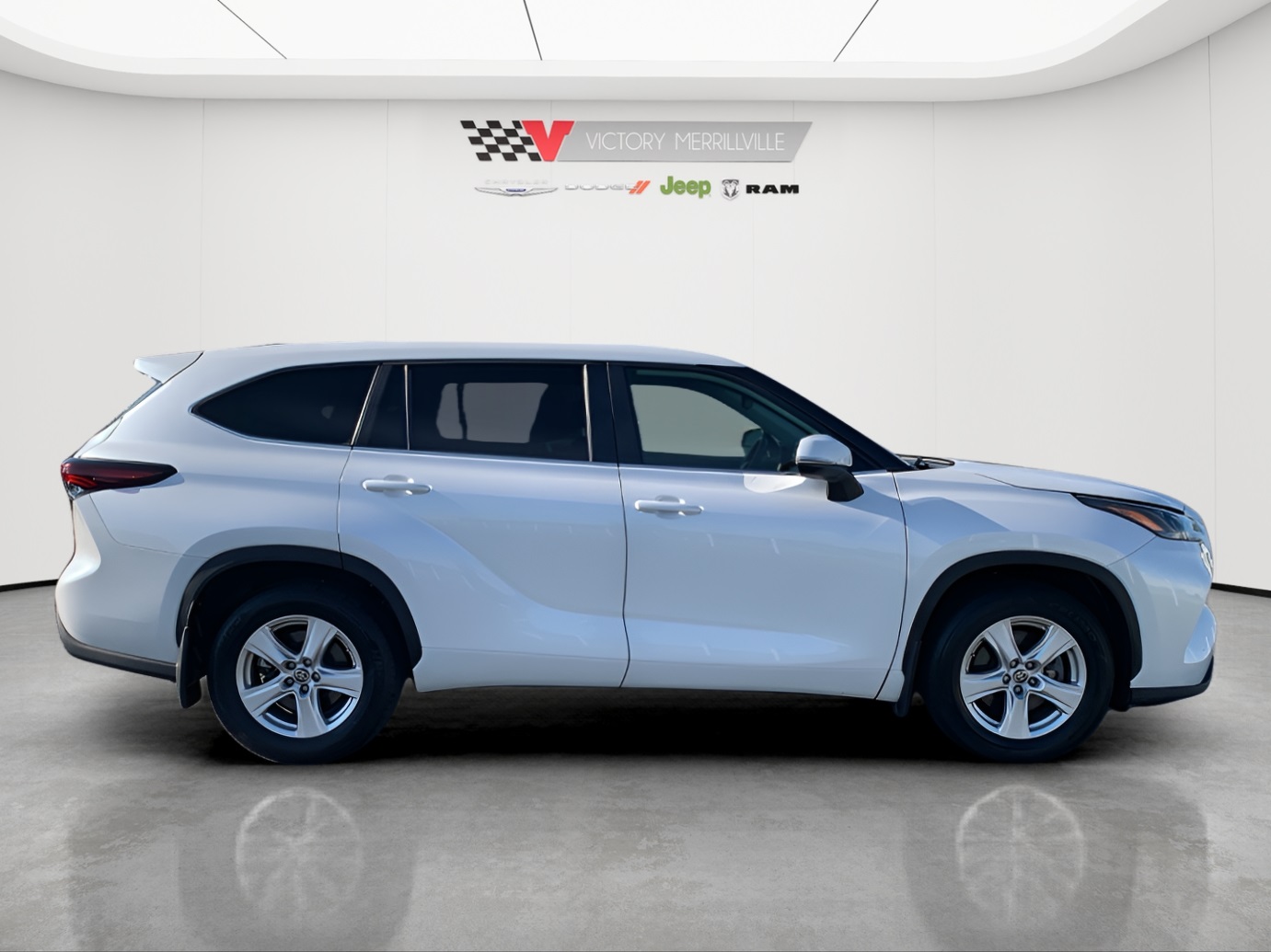 2024 Toyota Highlander LE photo 7