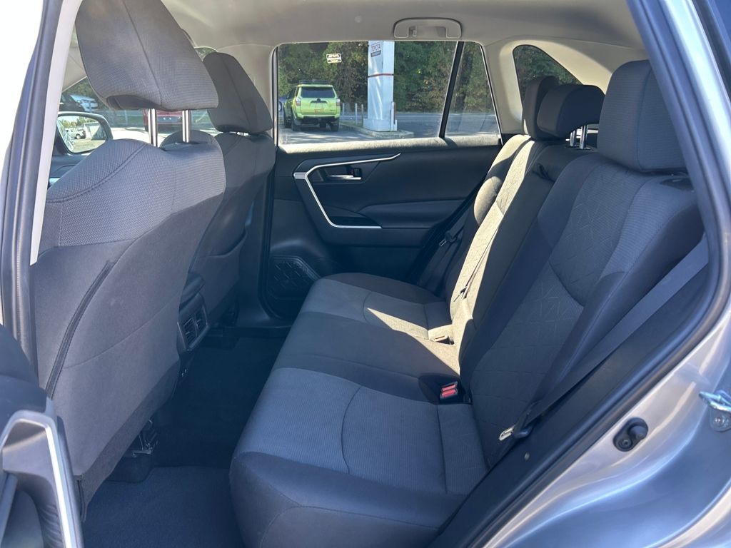 2021 Toyota RAV4 XLE photo 24