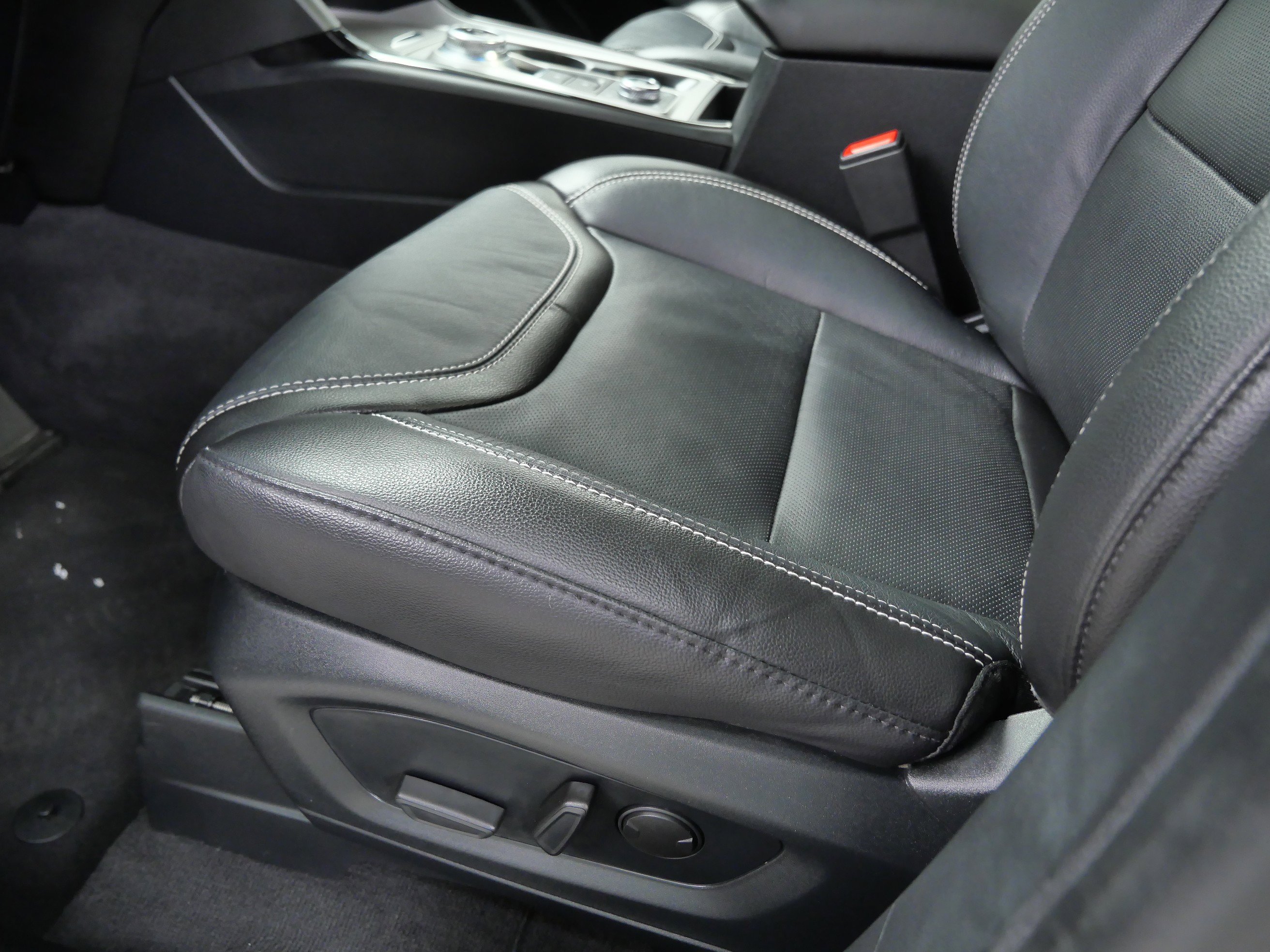2022 Ford Explorer ST photo 17