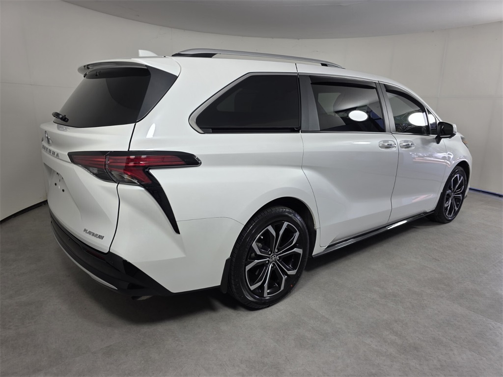 2025 Toyota Sienna Platinum photo 4