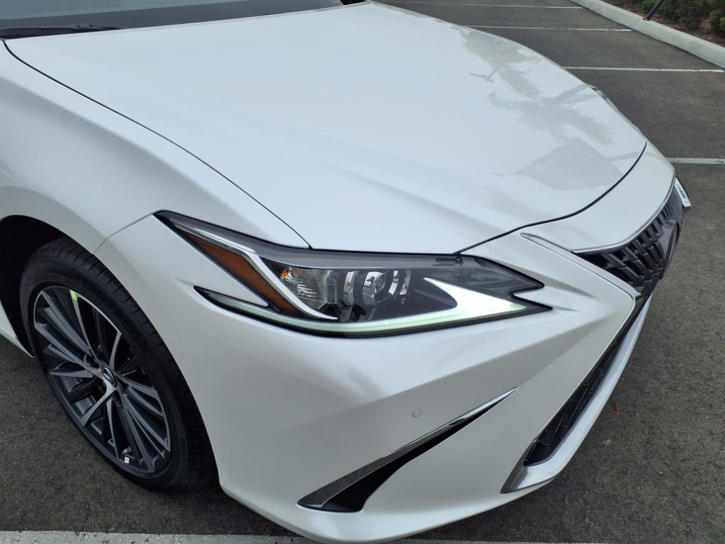 2025 Lexus ES 300h photo 2