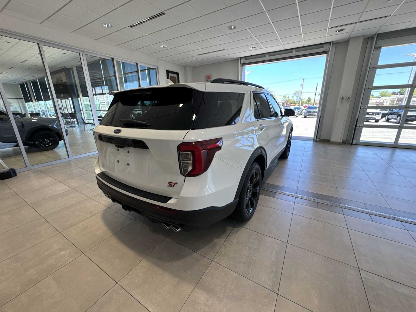 2021 Ford Explorer ST photo 3