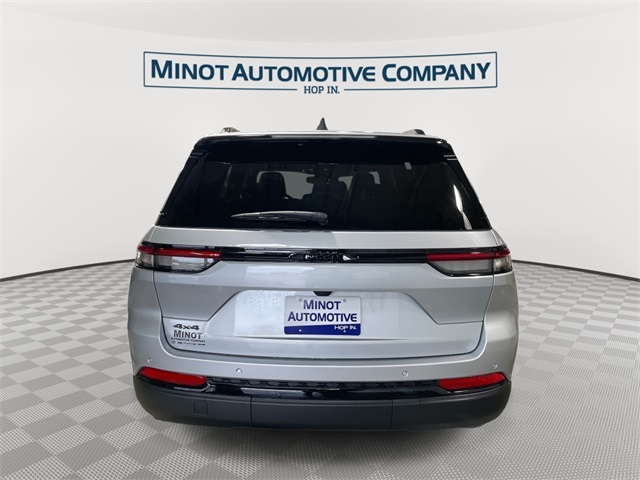 2025 Jeep Grand Cherokee Laredo Altitude photo 3