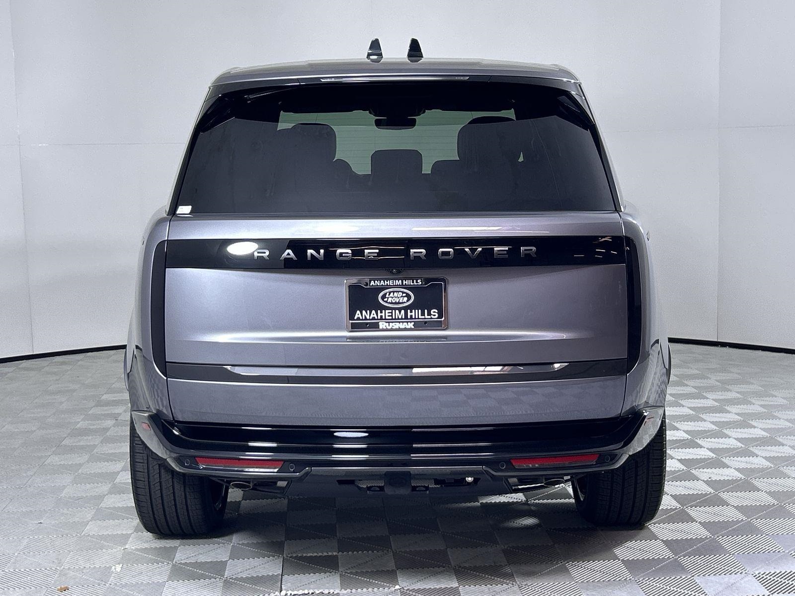 2025 Land Rover Range Rover SE photo 3