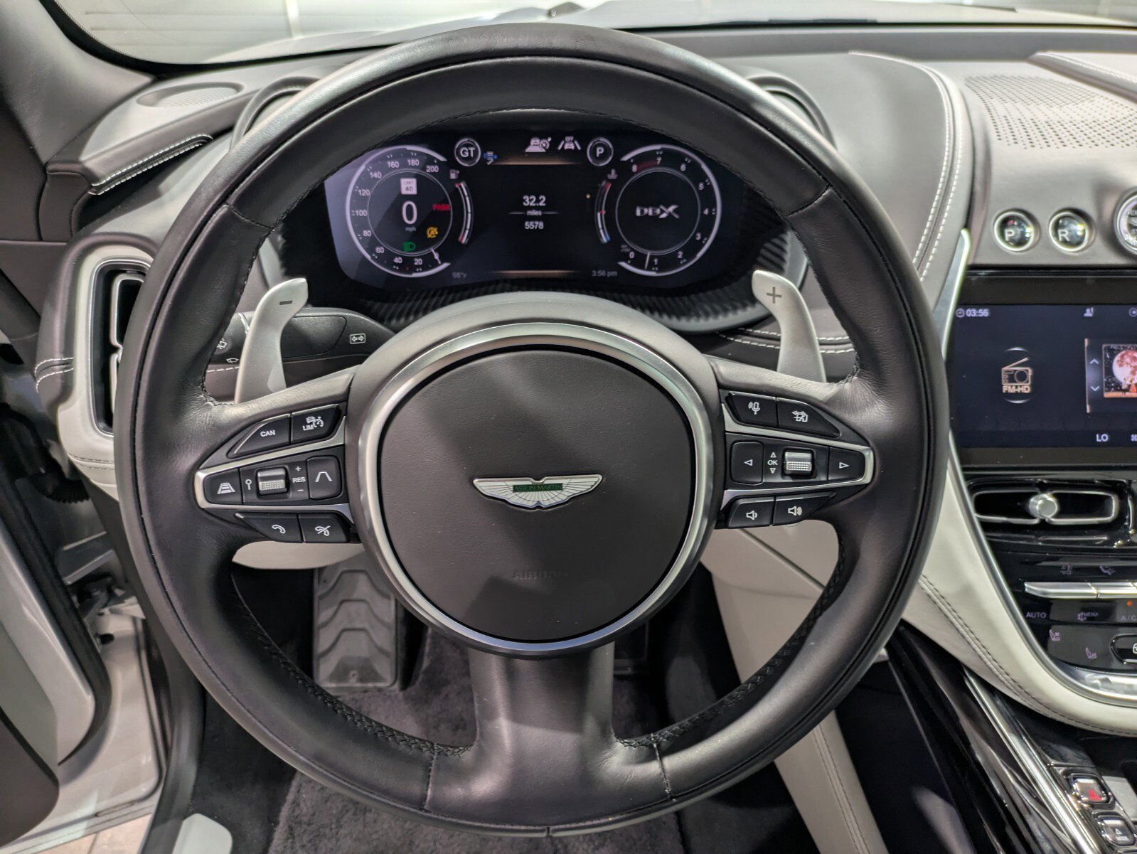 2024 Aston Martin DBX photo 10