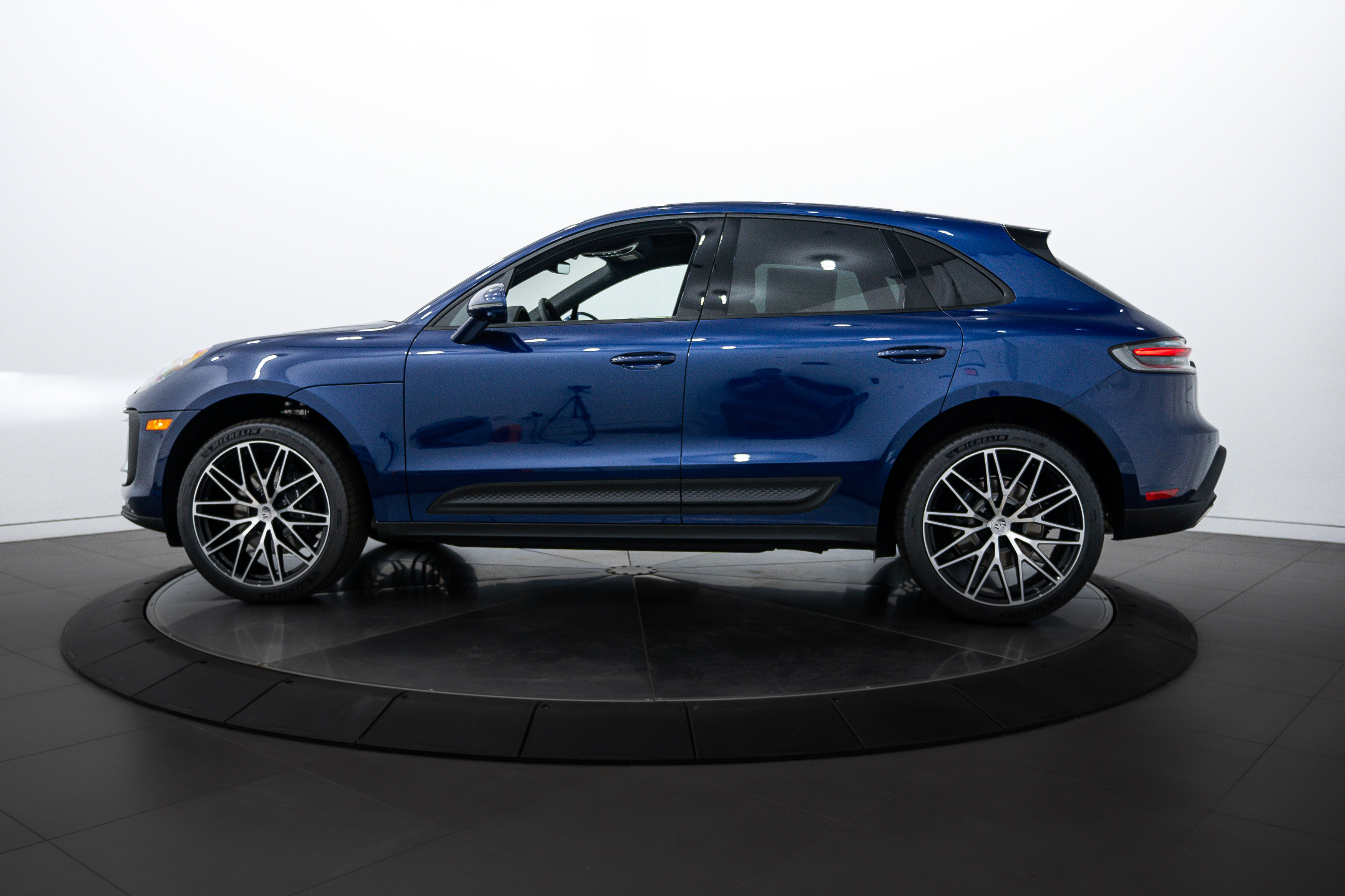 2025 Porsche Macan Base photo 2