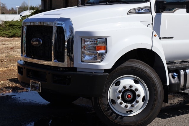 2025 Ford F-750 SuperCab photo 2