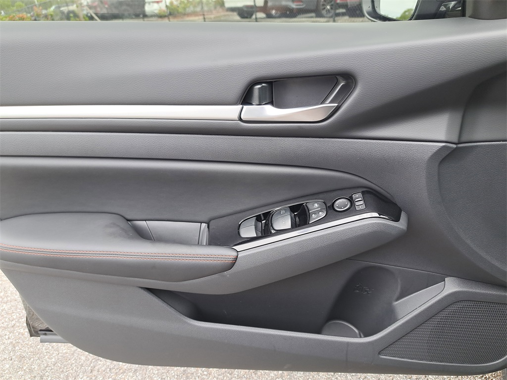 2025 Nissan Altima 2.5 SR photo 21