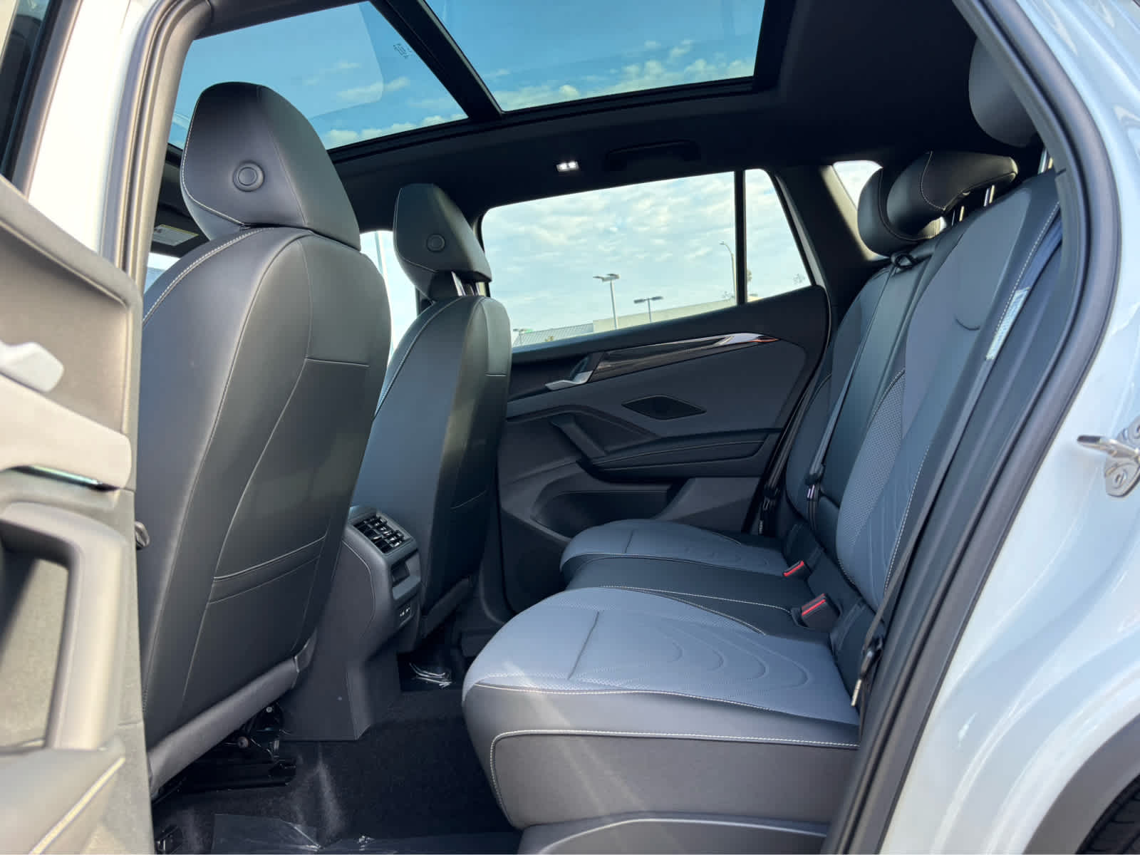 2025 Volkswagen Tiguan SE R-Line Black photo 18