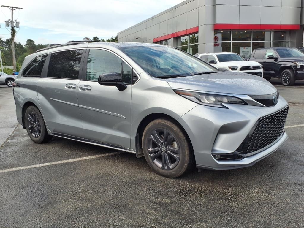 2024 Toyota Sienna XSE photo 2
