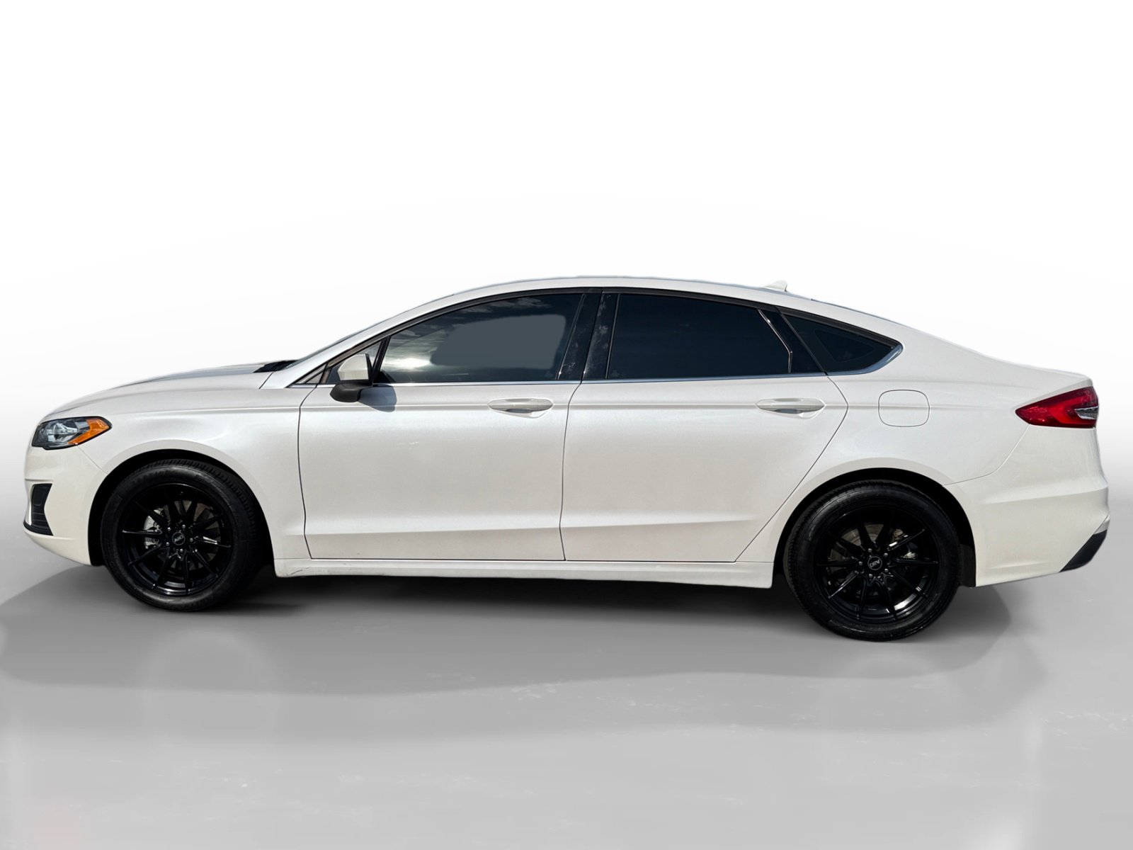 2020 Ford Fusion SE photo 2