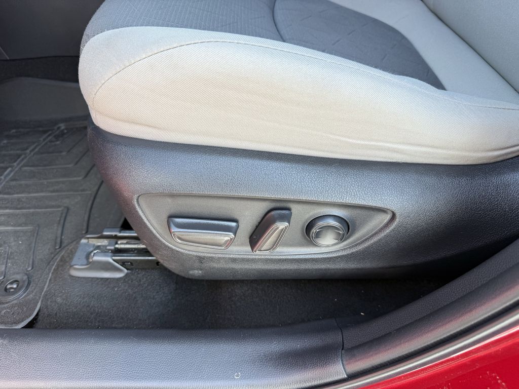 2022 Toyota RAV4 XLE photo 2