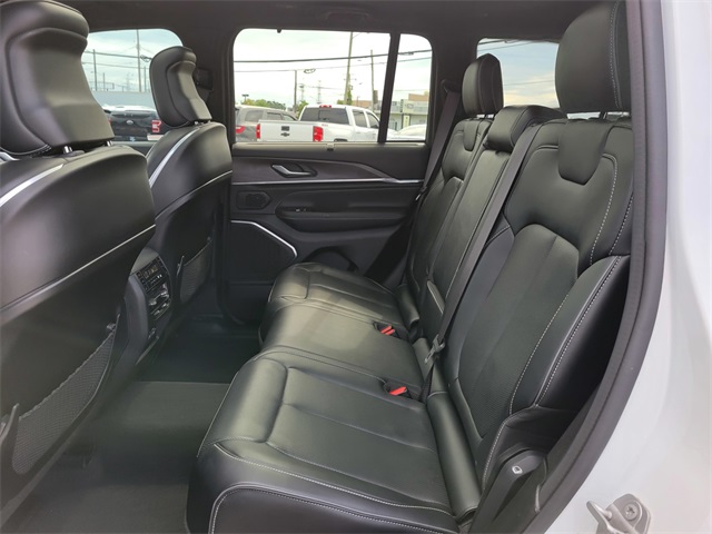 2022 Jeep Grand Cherokee Overland photo 17