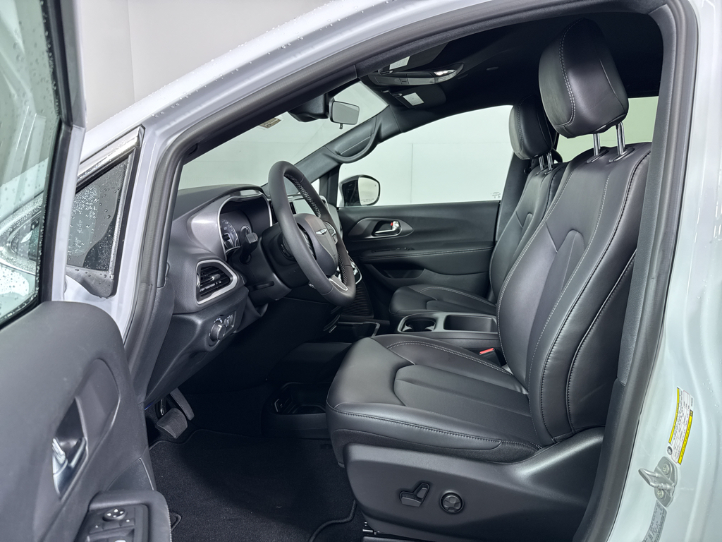 2026 Chrysler Voyager LX photo 4