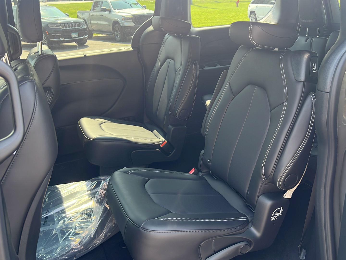 2025 Chrysler Pacifica photo 17