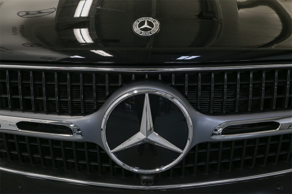 2025 Mercedes Benz GLC 300 photo 4