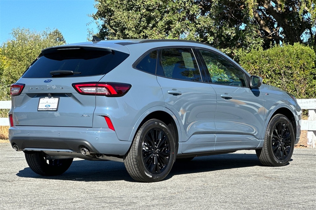 2025 Ford Escape ST-Line Elite photo 2