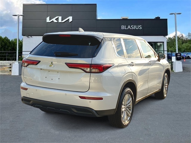 2023 Mitsubishi Outlander ES photo 4