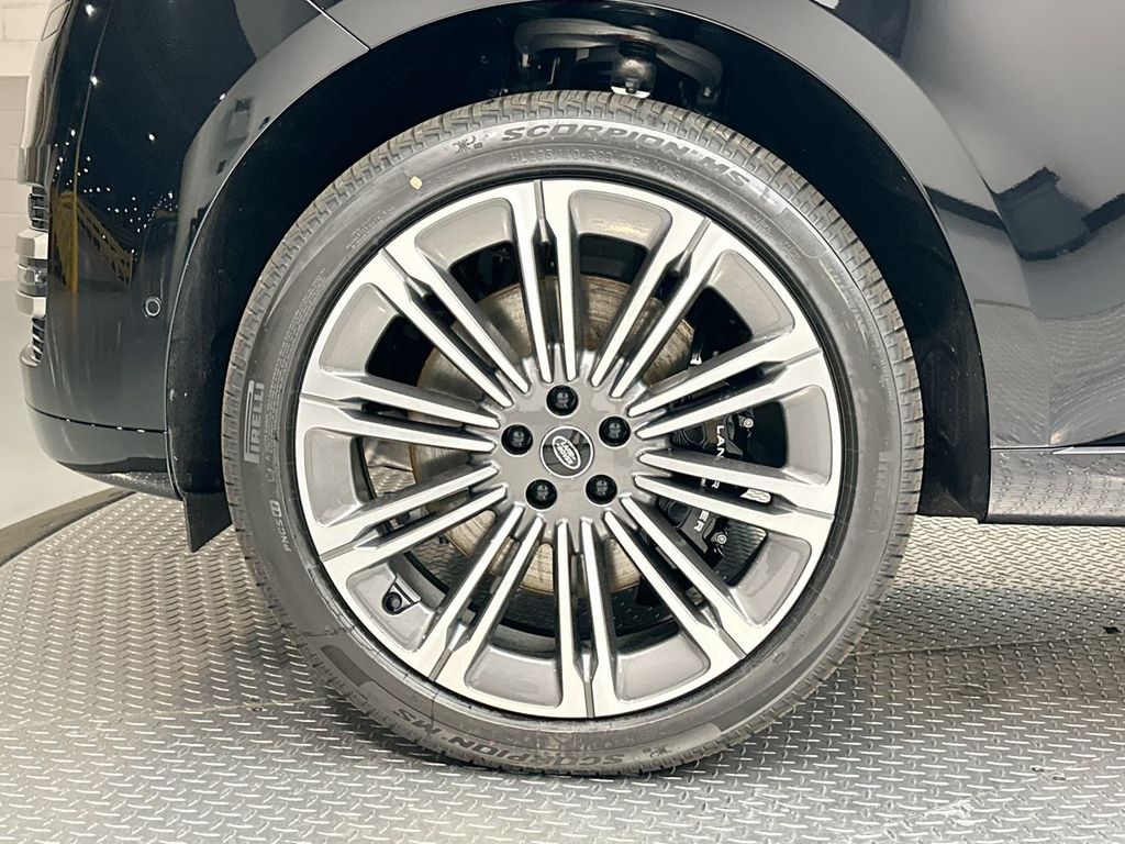 2025 Land Rover Range Rover SE photo 3