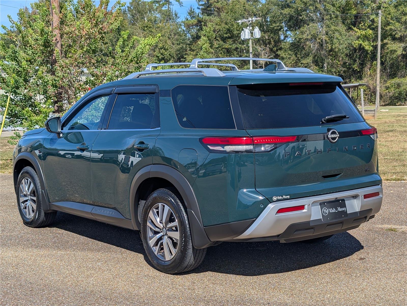 2022 Nissan Pathfinder SL photo 3