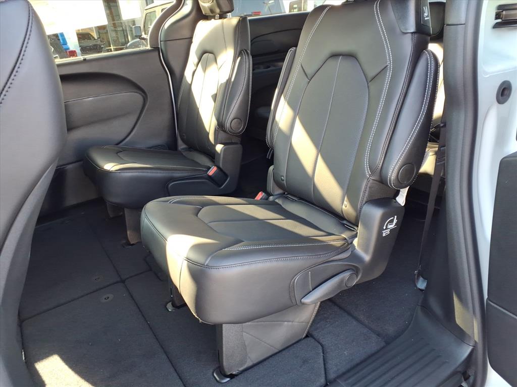 2026 Chrysler Pacifica photo 4