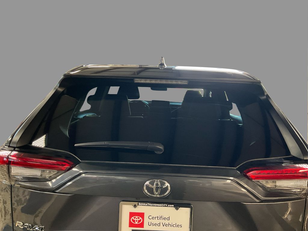 2022 Toyota RAV4 LE photo 23