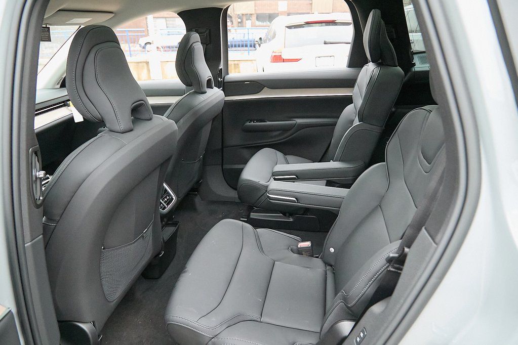 2025 VOLVO EX90 - Image 16