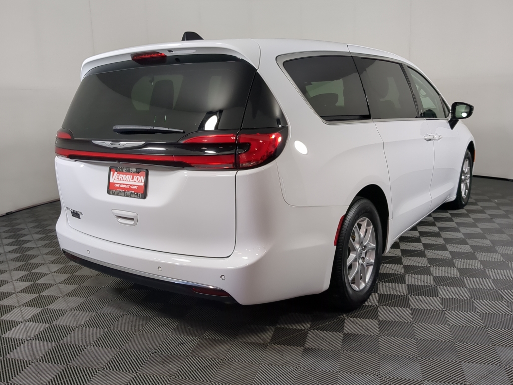 2024 Chrysler Pacifica Touring L photo 8