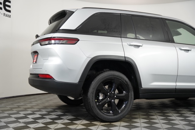 2025 Jeep Grand Cherokee Altitude photo 30