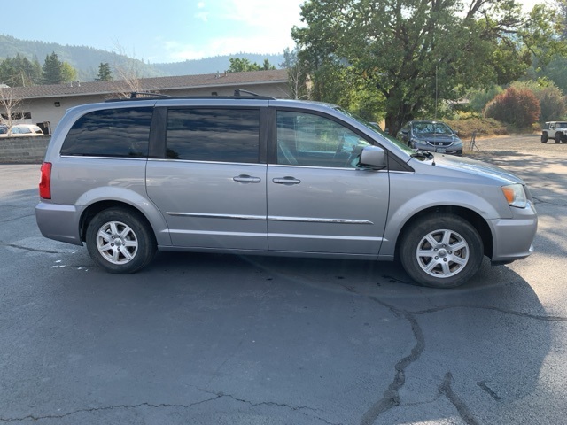 2013 Chrysler Town & Country Touring photo 2