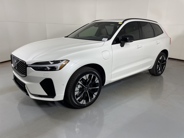2026 Volvo XC60 Plus photo 4