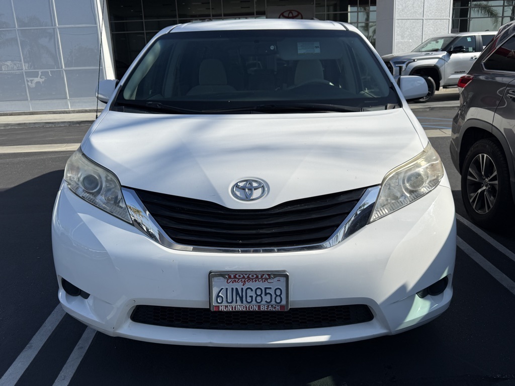 2011 Toyota Sienna LE photo 2