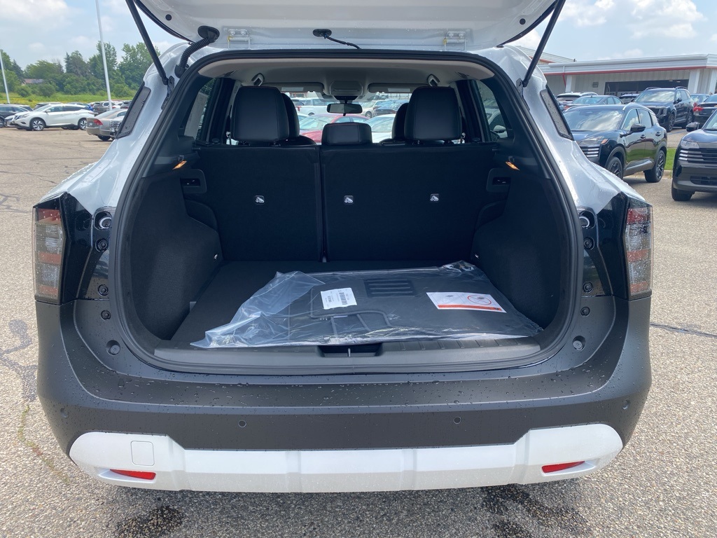 2025 Nissan Kicks SR photo 6