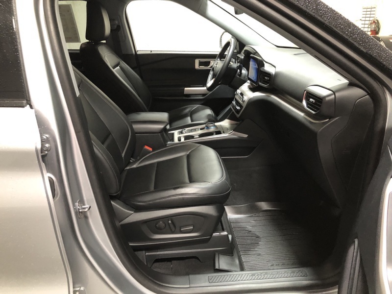 2023 Ford Explorer XLT photo 12