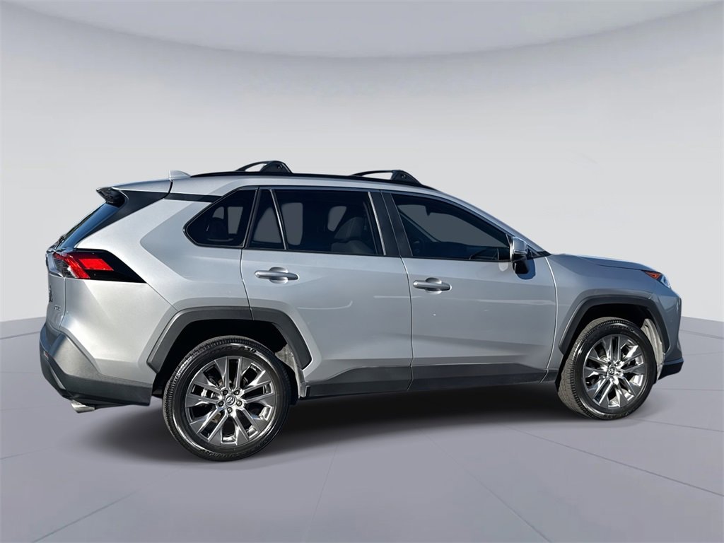 2020 Toyota RAV4 XLE Premium photo 3