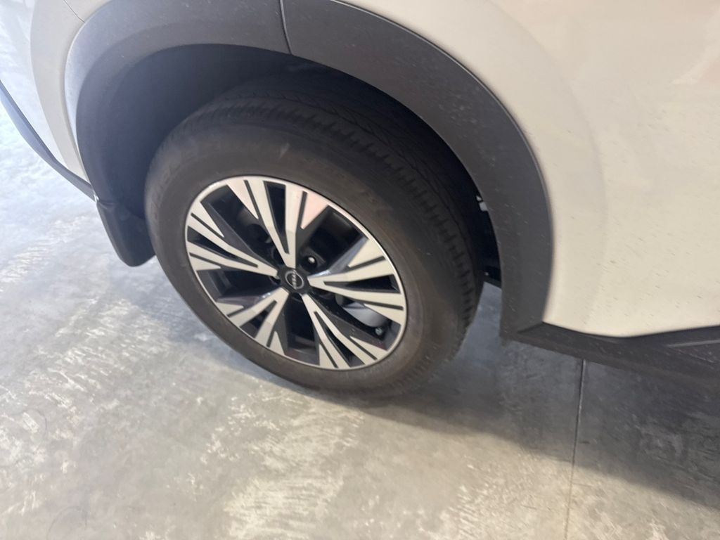 2022 Nissan Rogue SV photo 16