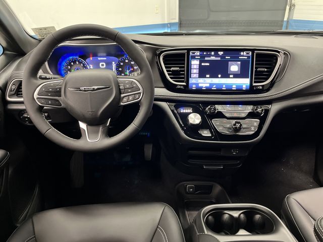 2026 Chrysler Pacifica photo 4