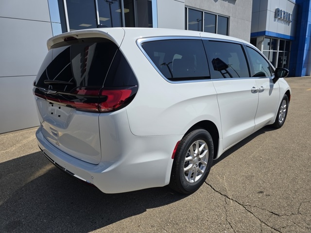 2026 Chrysler Pacifica photo 4