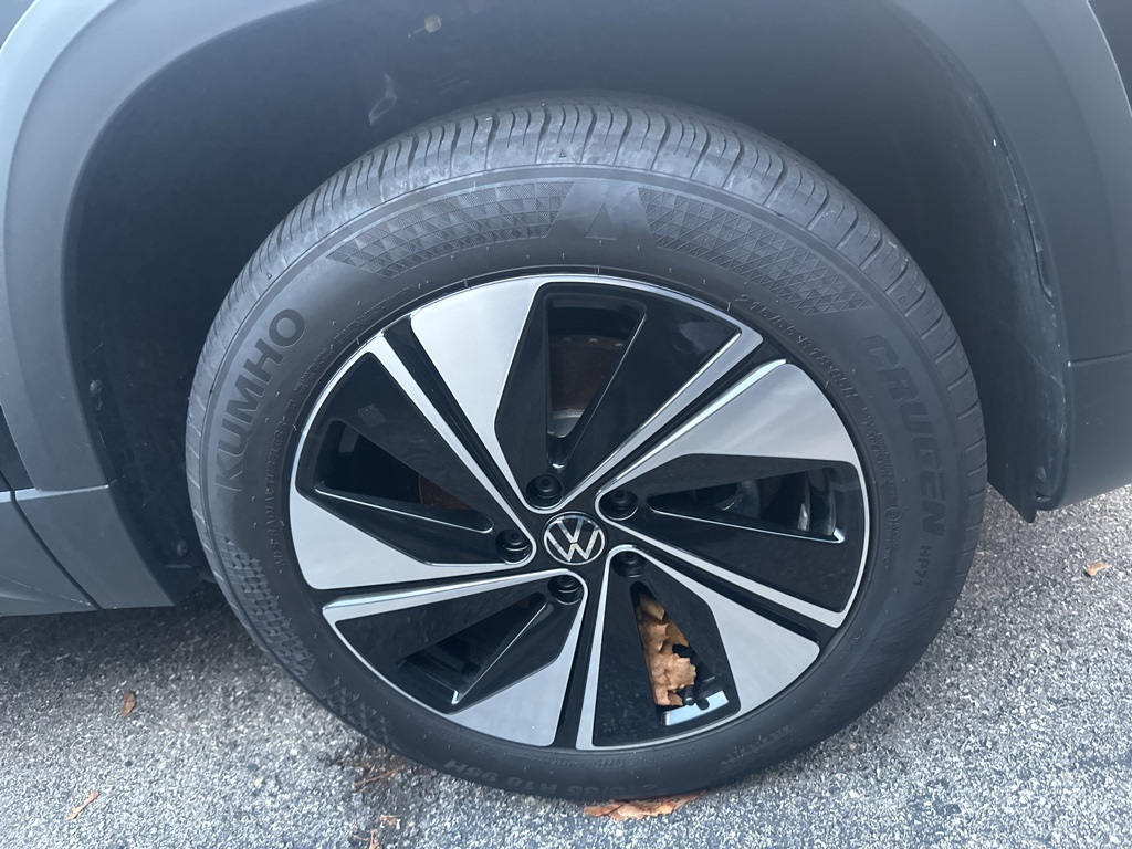 2025 Volkswagen Taos SE photo 2