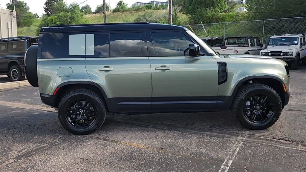 2025 Land Rover Defender 110 S photo 8