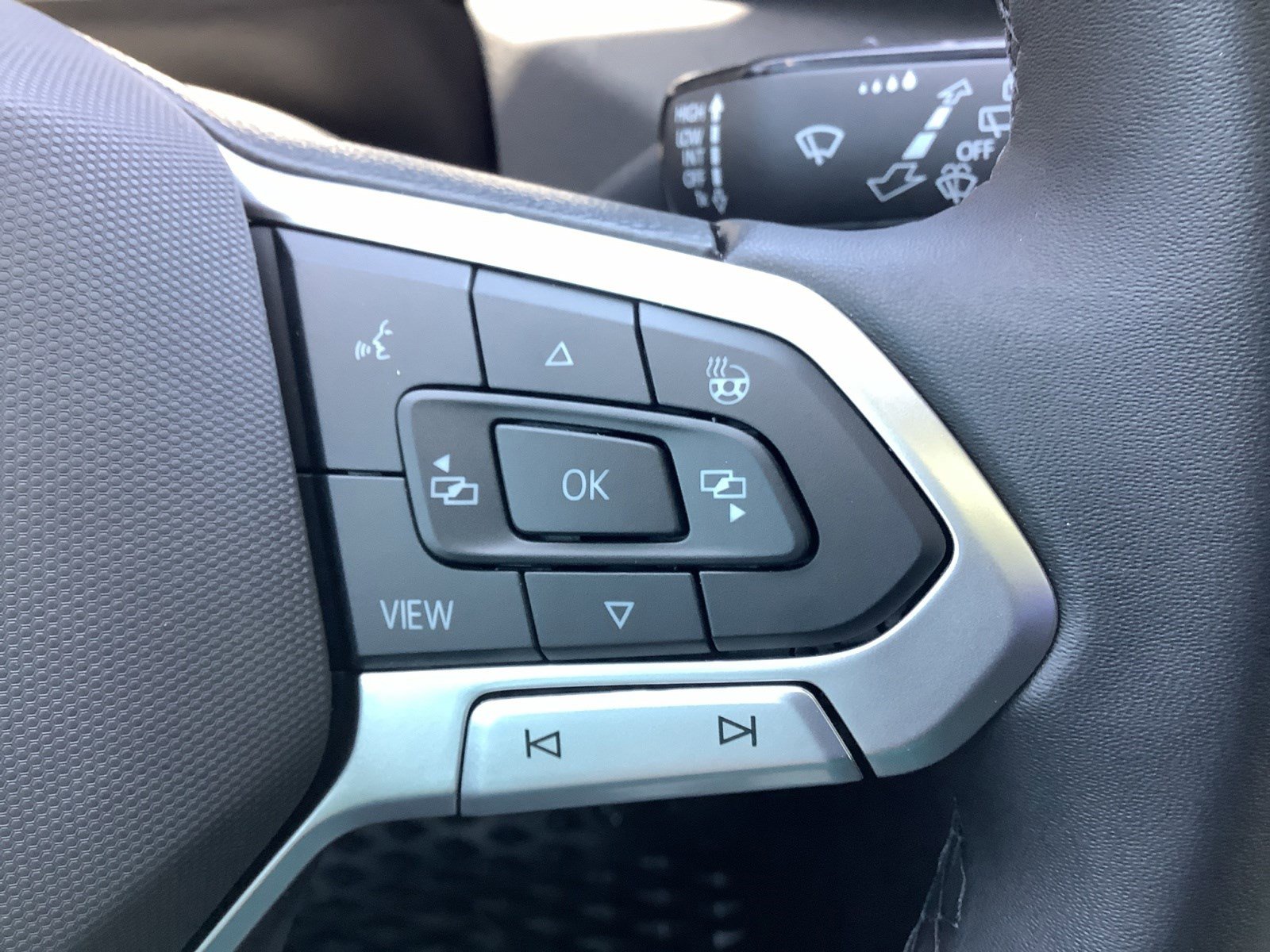2025 Volkswagen Taos SE photo 21